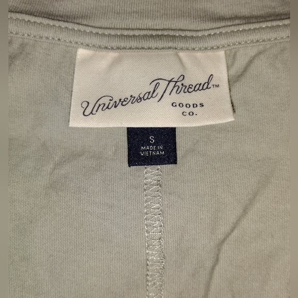 Universal Thread tshirt - Picture 2 of 4
